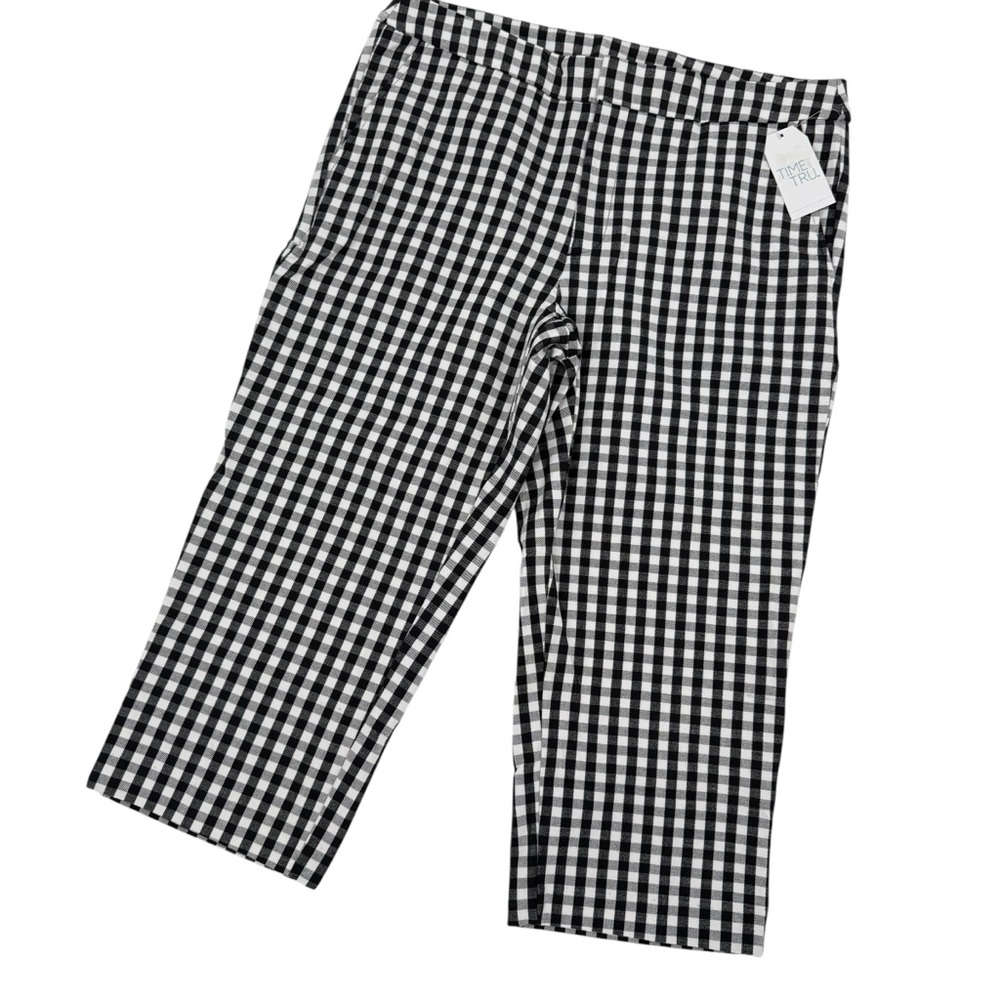 Time and Tru Mid-Rise Four Way Stretch Button Fly Capri Pants
Black white NWT